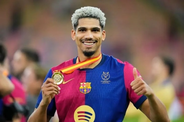 一老一少皆无法抗衡?西媒曝阿劳霍考虑离队,巴萨内部竞争激烈