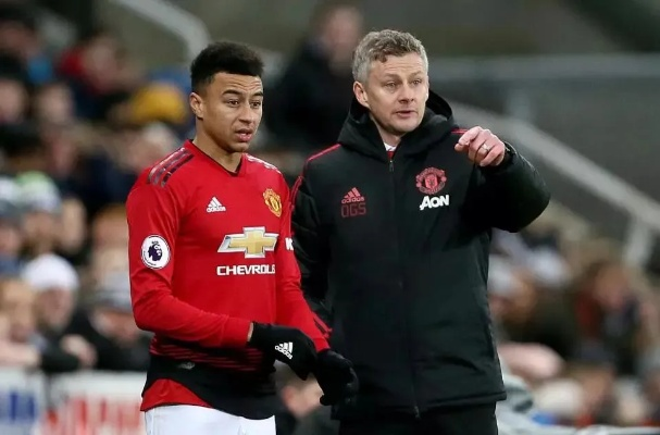 邮报揭露，曼联阵容选择泄密账号静默无声，转会市场传闻成谜团