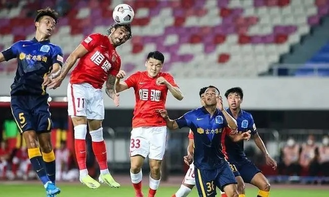 官方宣布，广州队退出职业联赛，中超八冠王正式解散，足球王朝落幕