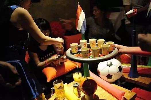 奥斯卡风云,中国球员的饮酒文化探讨,比起出去玩,他们似乎更偏爱酒杯,但过度饮酒成隐忧?