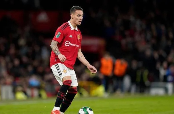 曼联决定冬窗放走安东尼,却遭遇报价荒,足球转会市场的冷清现象引人深思