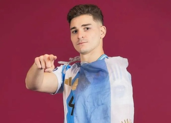 身体天赋顶级！西媒赞誉阿尔瓦雷斯全年70场不败，伤病绝缘者诠释足球奇迹